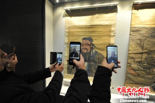 孔子博物馆11月26日在孔子故里曲阜正式开馆试运行，社会各界人士参观展览。　杨国庆 摄