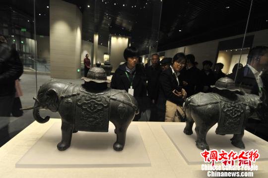 孔子博物馆11月26日在孔子故里曲阜正式开馆试运行，首批展出文物2500件(组)。　杨国庆 摄