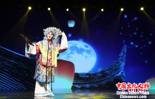 现场演绎京剧《贵妃醉酒》 钟欣 摄