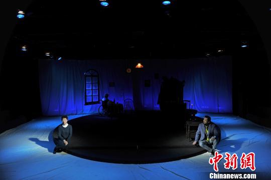 北京人艺再演《她弥留之际》 李春光 摄