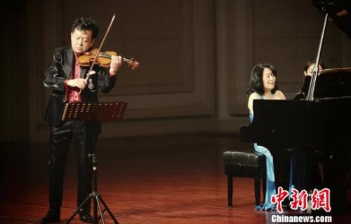 资料图：盛中国携夫人濑田裕子在天津演出。<a target='_blank'  data-cke-saved-href='http://www.chinanews.com/' href='http://www.chinanews.com/'><p  align=