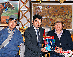 王保胜向蒙古国国家大呼拉尔前主席米耶贡布·恩赫包勒德赠送《中国文化人物》杂志