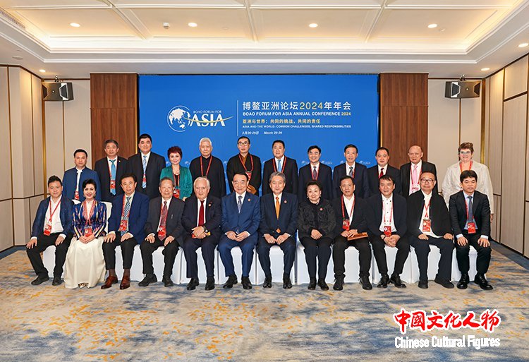 文化圆桌会议结束后，博鳌亚洲论坛秘书长李保东（前排左六）、法国前总理让-皮埃尔·拉法兰（前排左五）与日本前首相鸠山由纪夫（前排右六）等出席文化圆桌会议的代表并合影