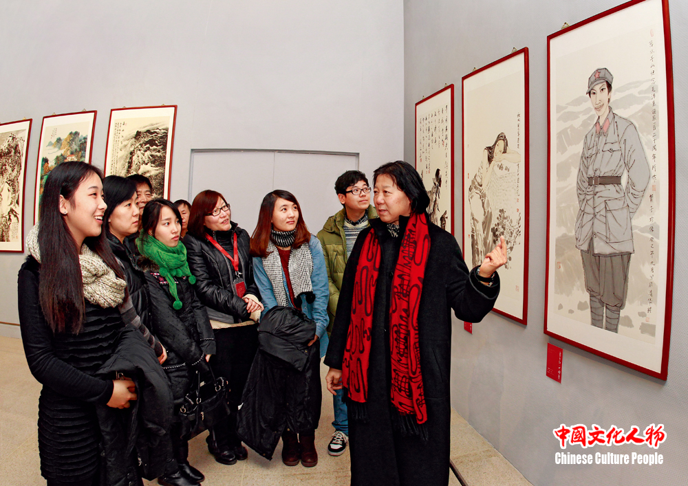 2013年12月，在国家博物馆举办的“东方红•中国梦”展览上，孙玉敏向观众介绍参展作品《万水千山》