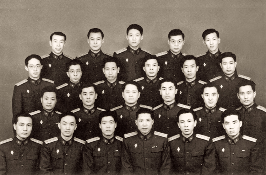 1958年4月孙家栋（最上排中）与中国的22位同学在苏联茹科夫斯基空军工程学院