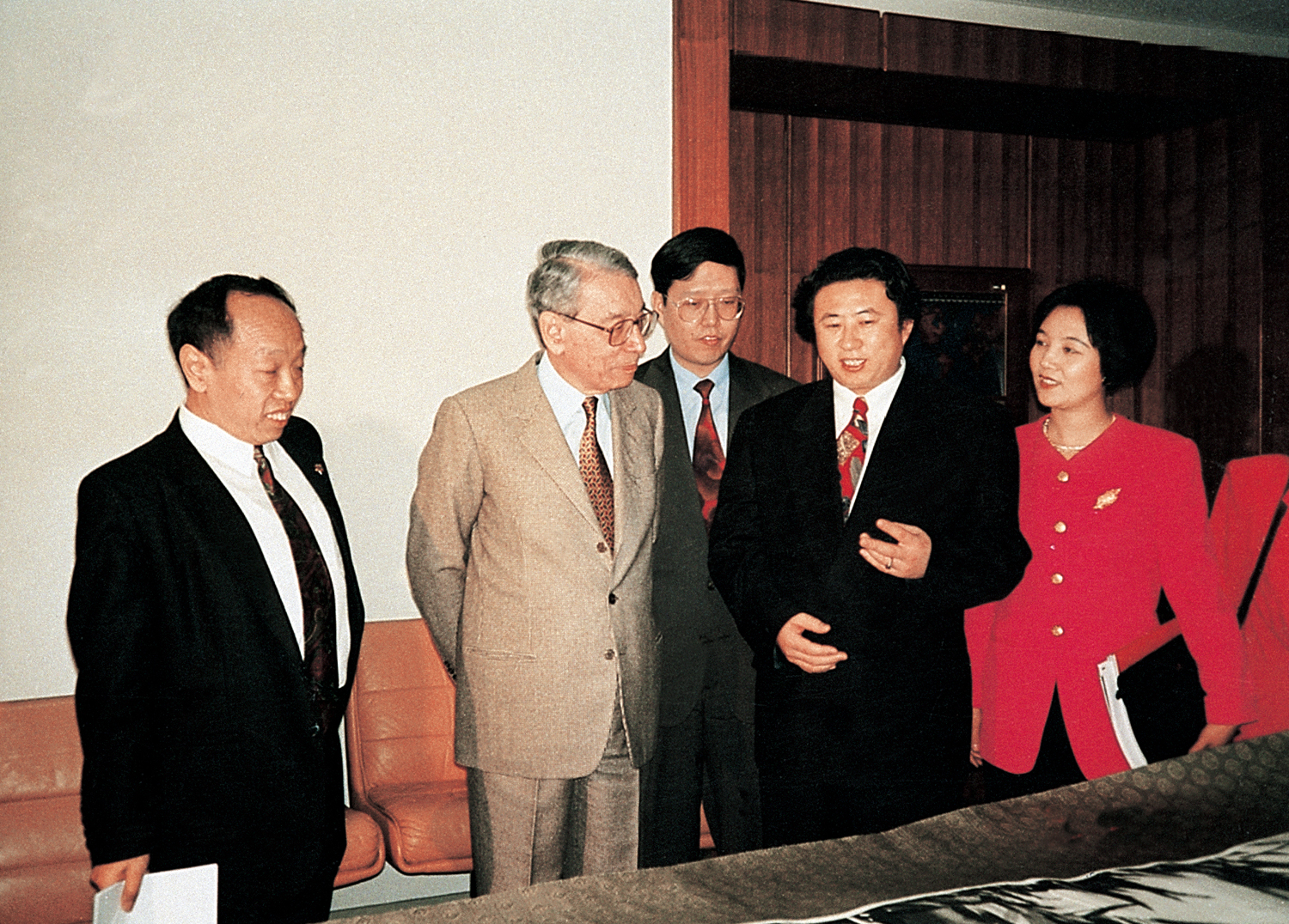 1995年3月，与时任联合国秘书长加利探讨艺术