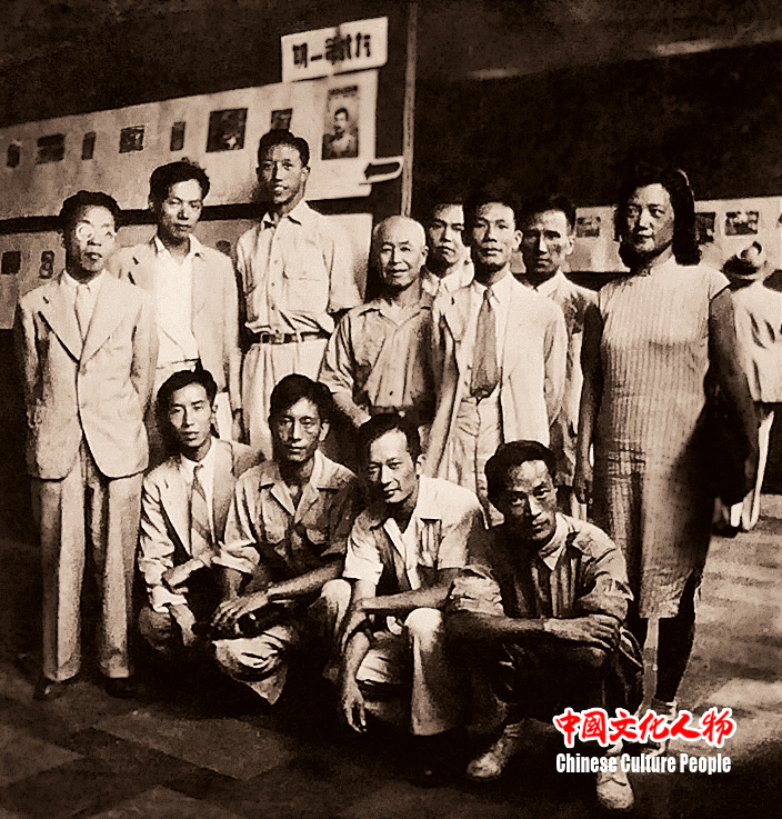 1946年9月，在上海抗战八年木刻展会场上